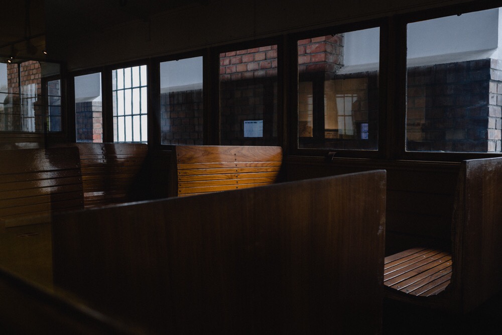 Holzbank in historischer Straßenbahn