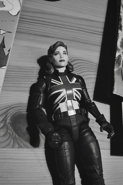 Captain Carter Figur liegt zwischen Kinderbüchern